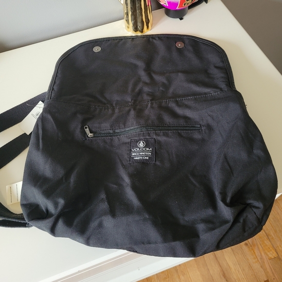 Volcom Cruz Messenger, BNWT - Picture 8 of 14